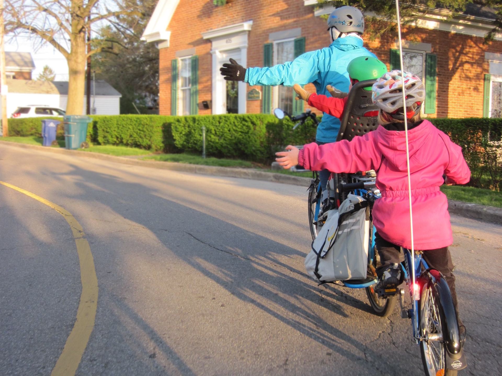 Ako naučiť deti bezpečne jazdiť na bicykli v cestnej premávke
